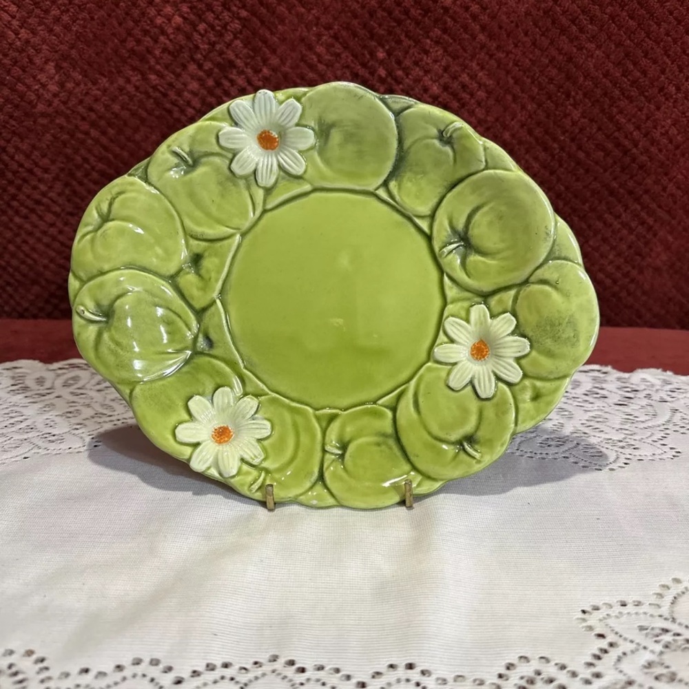 Inarco Round Plate 1967 Green Apples And Daisies 9" x7.5"